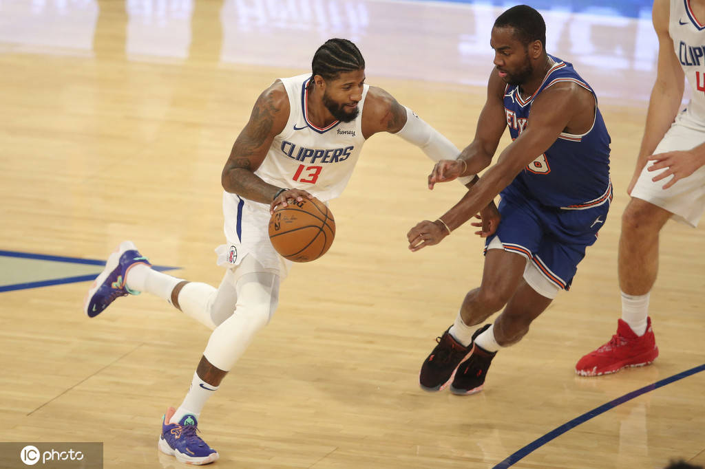 塞维利亚训练开放日;集结日手感冰凉引欢呼;德甲在即;轮换策略成焦点 塞维利亚训练开放日;集结日手感冰凉引欢呼;德甲在即;轮换策略成焦点