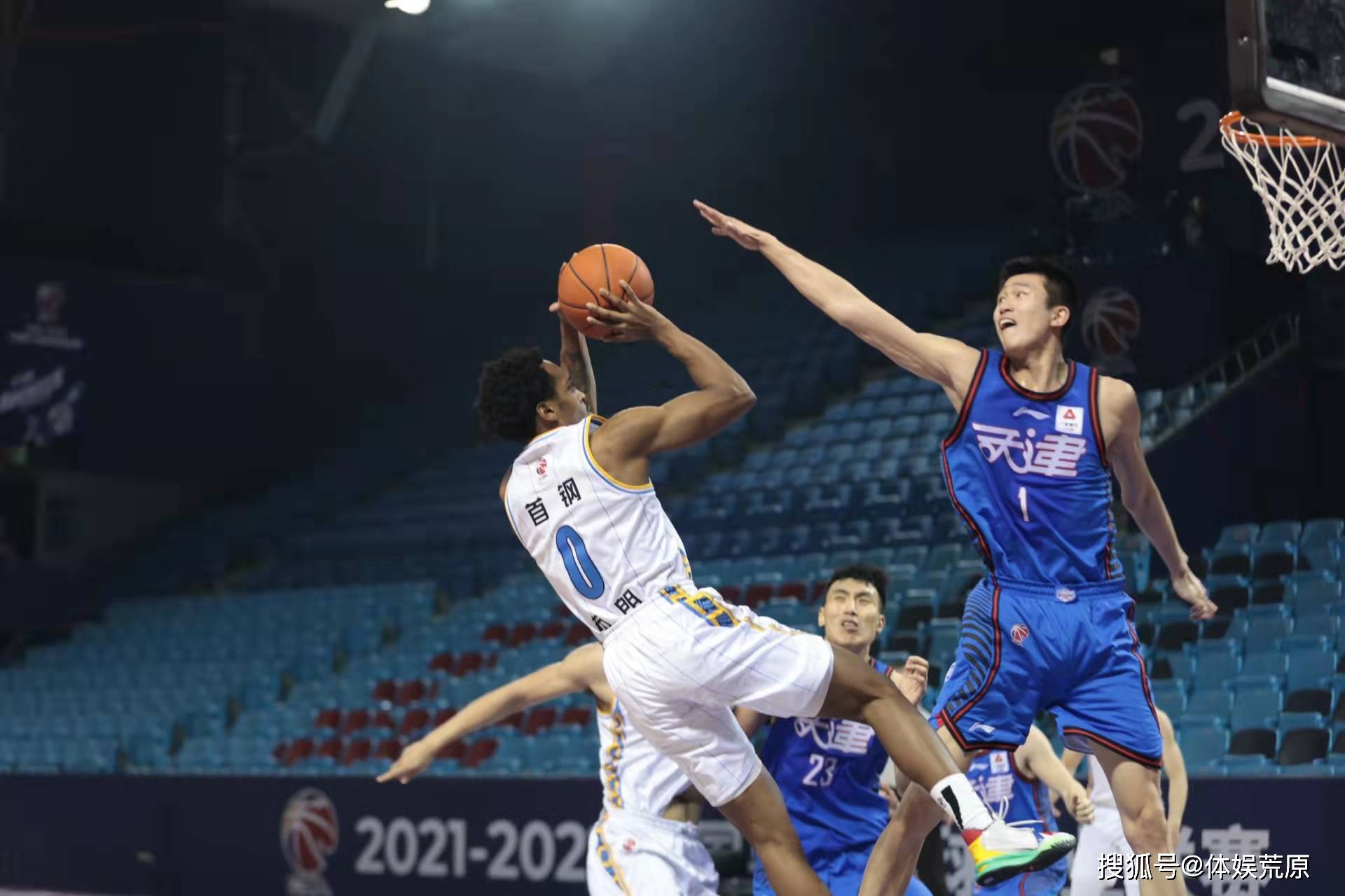 塞维利亚训练开放日;集结日手感冰凉引欢呼;德甲在即;轮换策略成焦点 塞维利亚训练开放日;集结日手感冰凉引欢呼;德甲在即;轮换策略成焦点